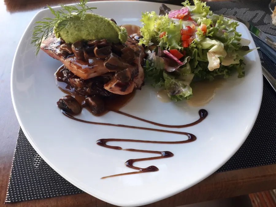 Table de l'Auberge de la Truite pour un repas convivial